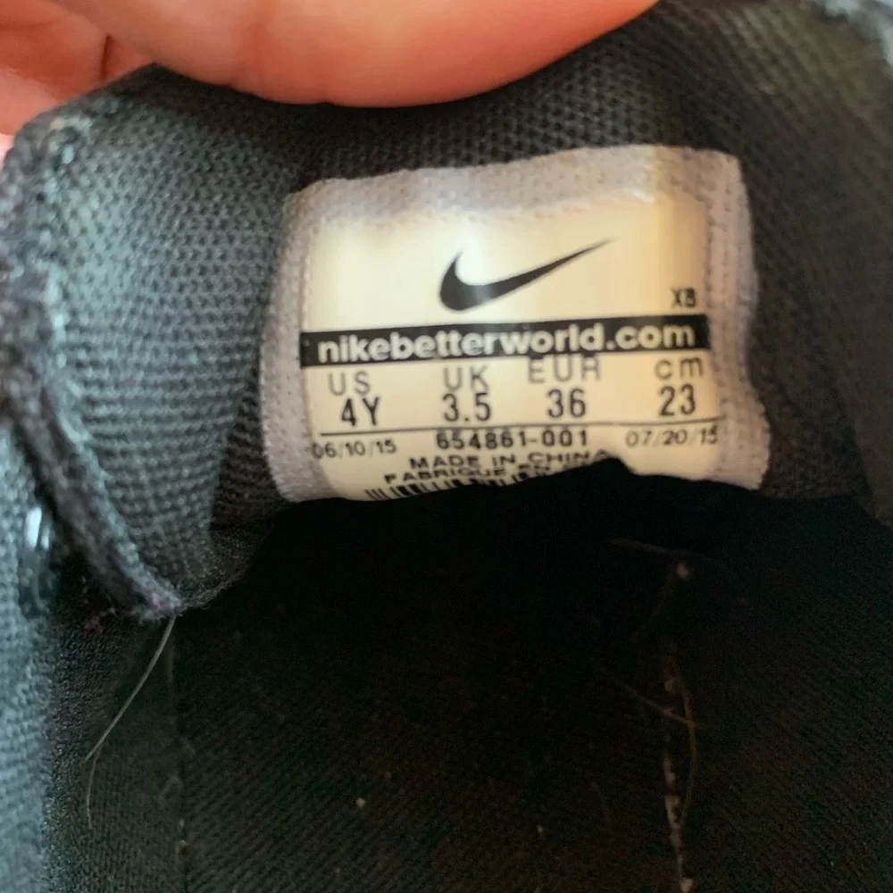 Youth Size 4 (Women’s Size 6) Nike Sneakers - Picture 4 of 6